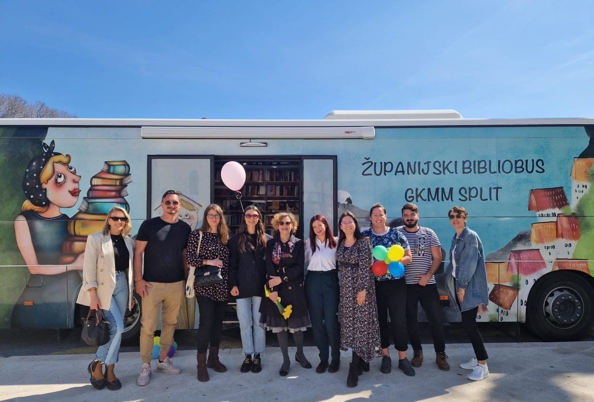 BIBLIOBUS OBILJEŽIO GODINU RADA NA TERENU Ova knjižnica na kotačima trenutno ima više od 1000 korisnika i dolazi na 26 stajališta u tri grada