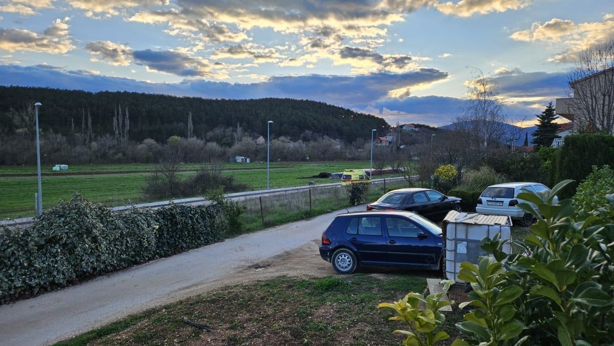 DIJETE OBORENO U DALMATINSKOJ ZAGORI Hitnom je prebačeno u splitsku bolnicu! Zatvorena je prometnica