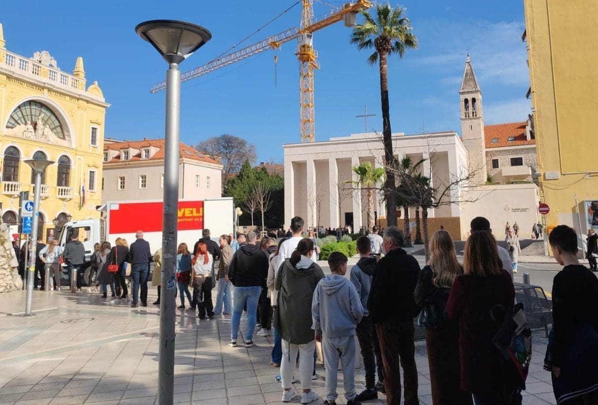 (FOTO) STOTINE LJUDI Red za ispovijed u Splitu proteže se od Gospe od Zdravlja do Marmontove ulice