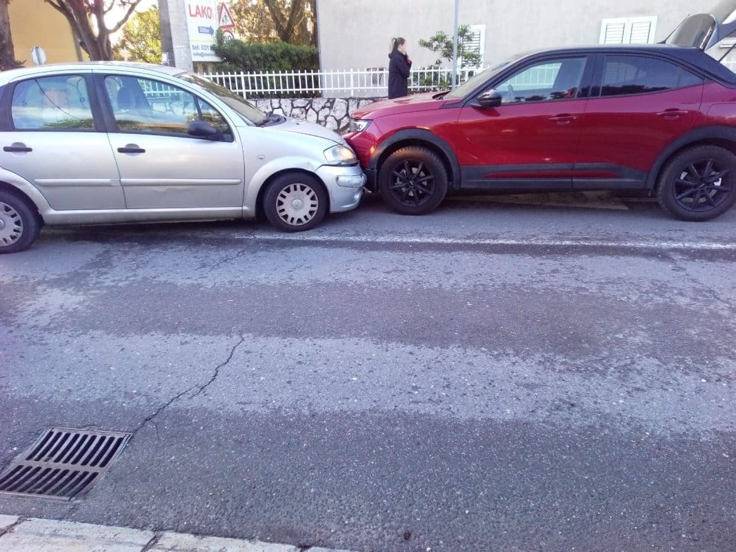 PROMETNA NESREĆA U KAŠTELIMA Sudar dvaju osobnih vozila, stvaraju se veće gužve!