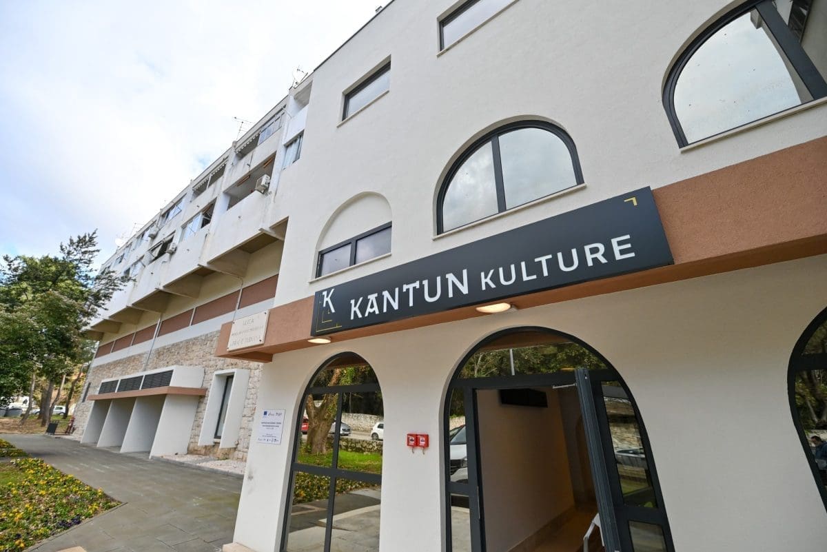 SVEČANO OTVORENO STARO TROGIRSKO KINO Besplatne ulaznice i koncert mlade pjevačice kao poklon građanima