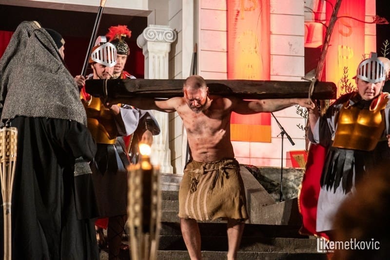 TISUĆE LJUDI STIGLO U DALMATINSKO MJESTO Po četvrti put izvedena Muka Kristova: Donosimo zanimljive prizore