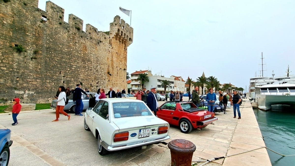 5. USKRSNI OLDTIMER PROMO TOUR U ROGOZNICI Mjesto su napunili neobični automobili, a zanimljive priče vlasnika oduševile su mnoge
