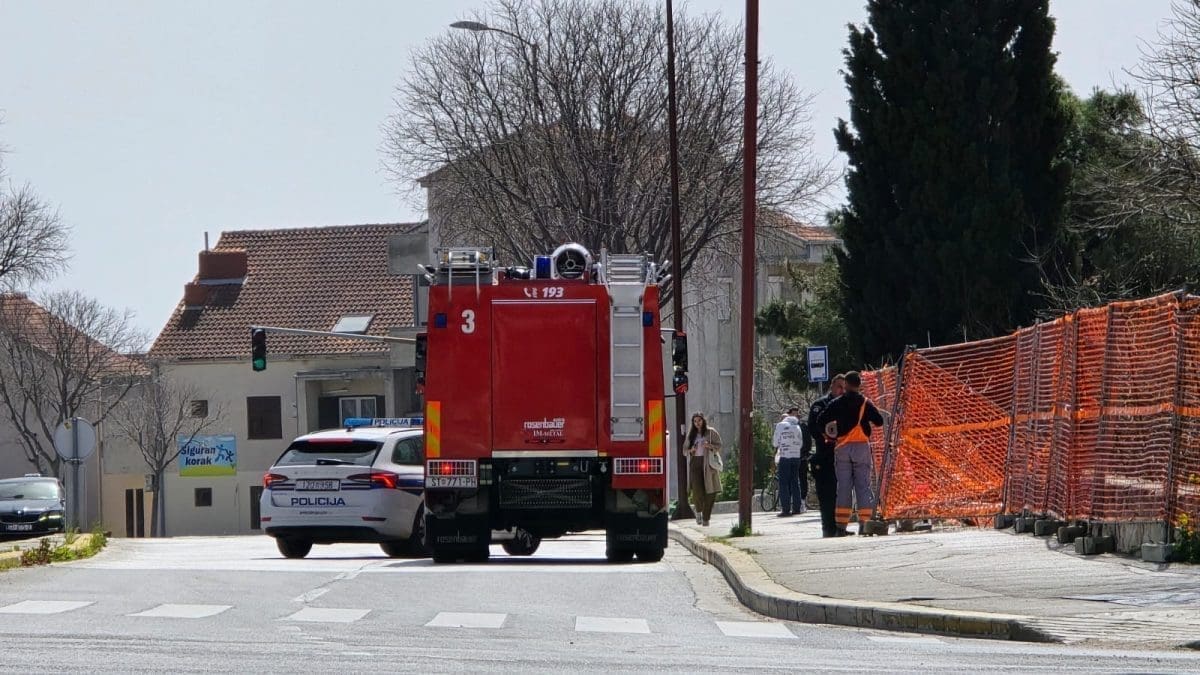 OPASNOST NA CESTI Olujno jugo bacilo ogradu s obližnjeg gradilišta, na terenu policija i vatrogasci