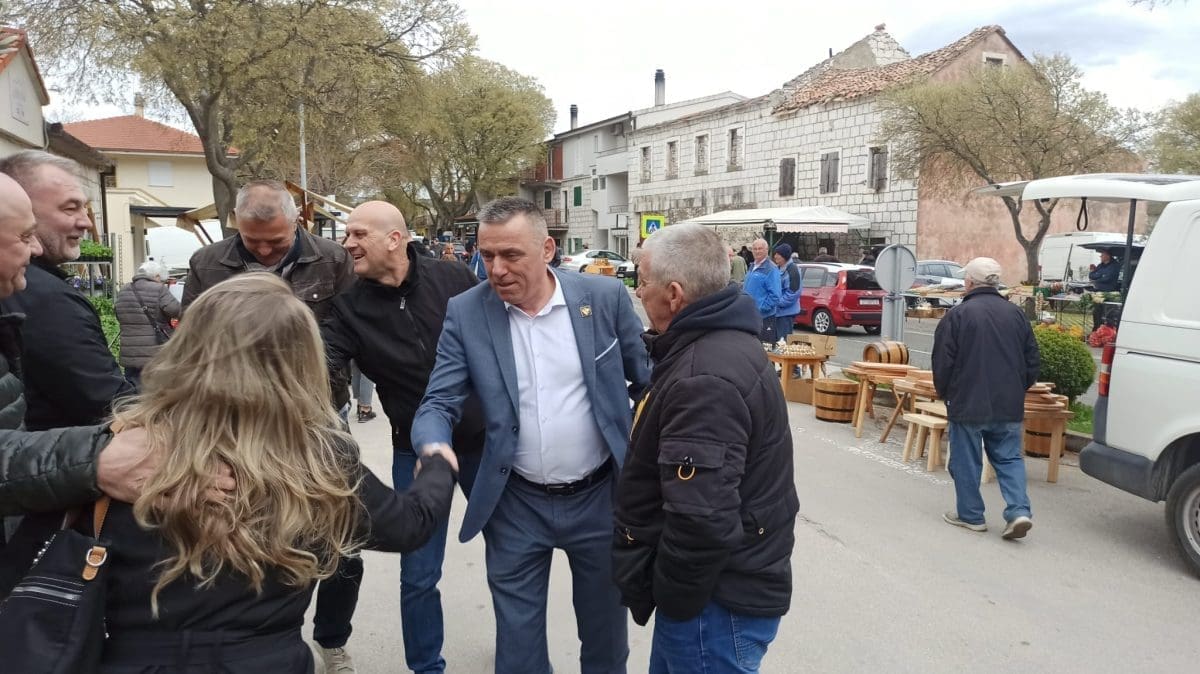 Stipo Mlinarić u Zadvarju: "Preporod domovine mora krenuti s preporodom našeg sela"