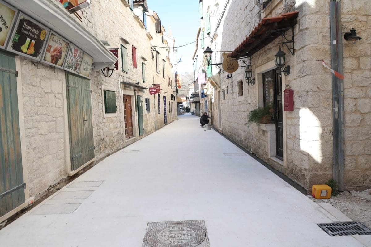 TROGIRSKE ULICE POPLOČANE SU NOVIM KAMENOM U tijeku su radovi na nužnoj rekonstrukciji infrastrukture u staroj jezgri, iz Grada poručuju: "UNESCO je upoznat s projektom"