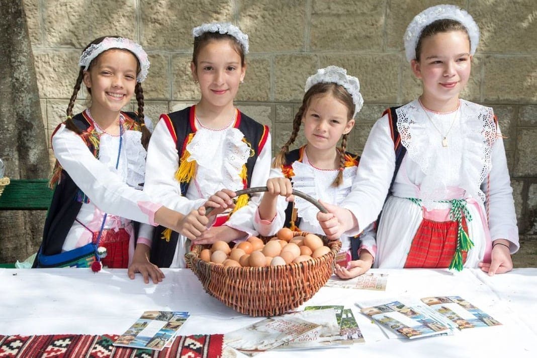 SINJSKI DORUČAK NA OTVORENOM NA USKRSNI PONEDJELJAK Kuhana jaja, pršut, sirnice, uštipci, pjesma i ples,...