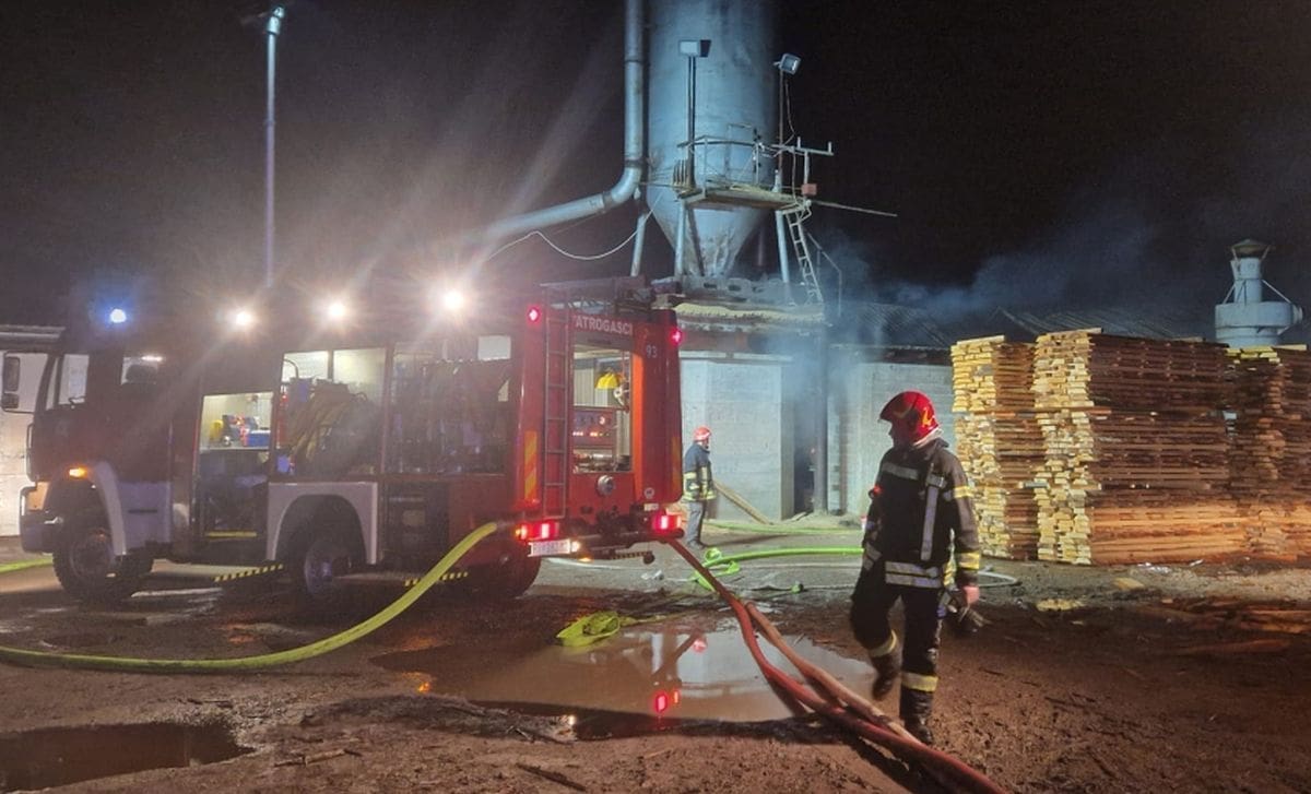 BUKTINJA U PILANI Vatra otopila prozore