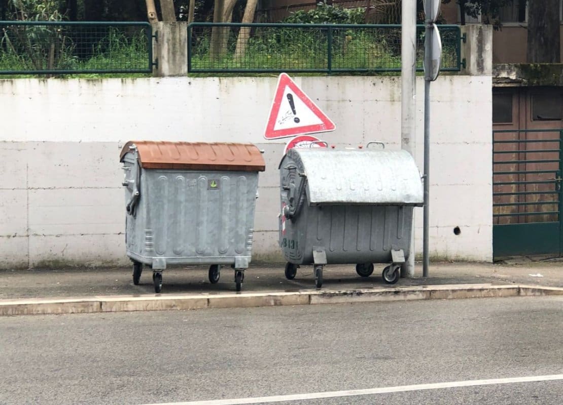 U Splitu se prometni znakovi bacaju u smeće