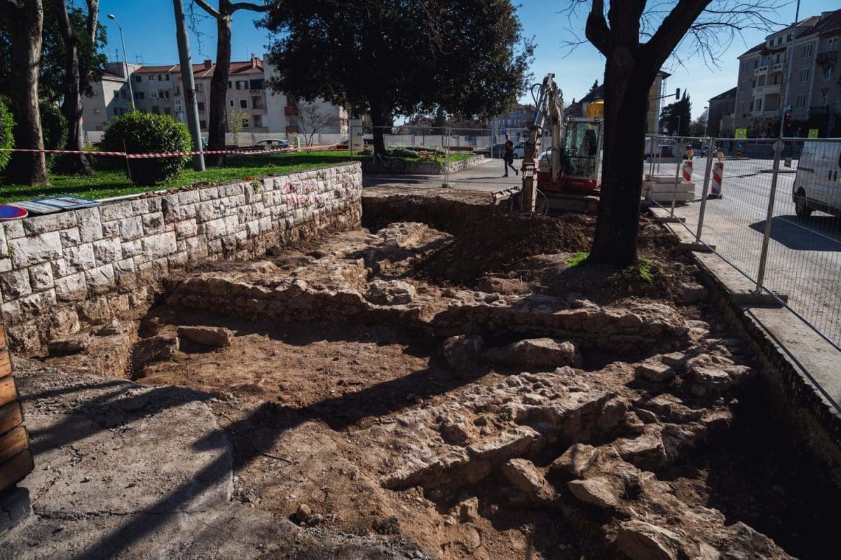 NOVA ARHEOLOŠKA SENZACIJA Ispred zgrade Županije nekad je bila Dioklecijanova tržnica