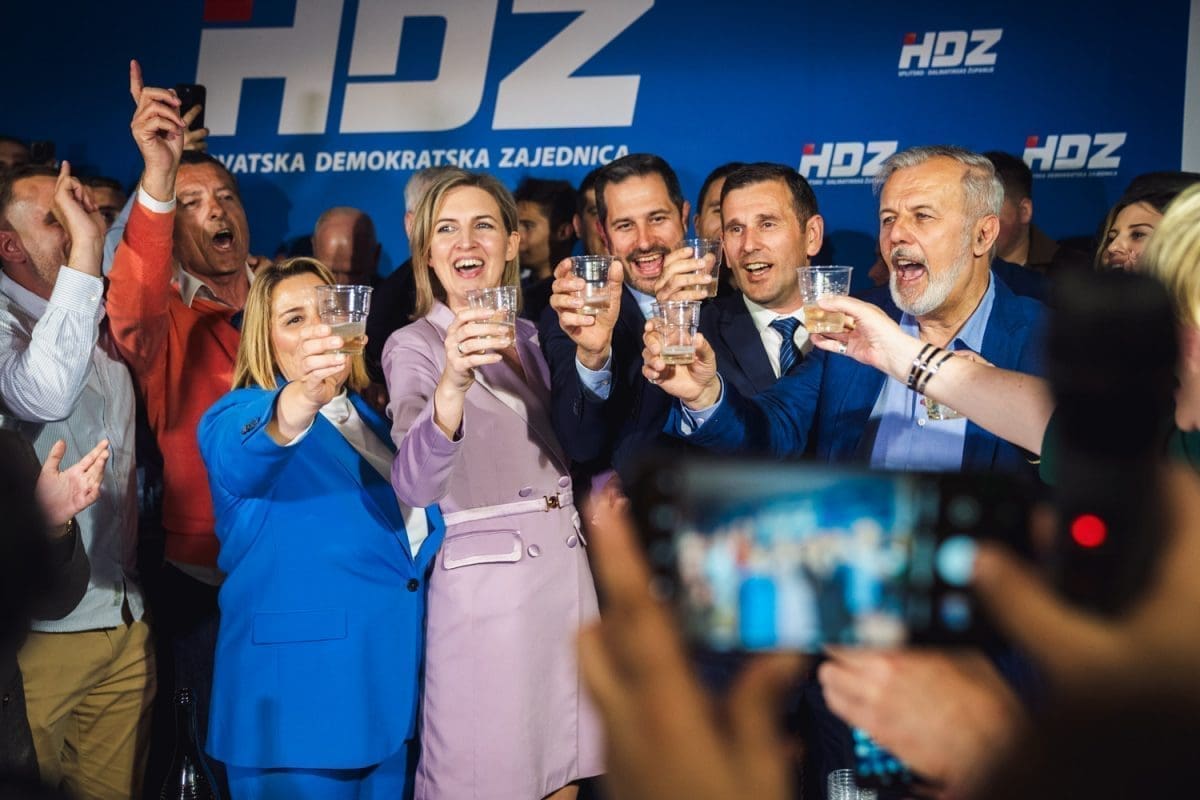 PJESMA, PIĆE I SLAVLJE U SPLITSKOM HDZ-u Pogledajte kako se nazdravljalo. Proglasili su pobjedu, donosimo vam veliku fotogaleriju