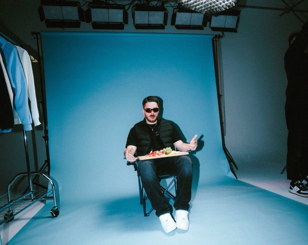 Mladi drniški reper Peki objavio svoj prvi solo album, a gosti su mu Grše, Hiljson Mandela, Vojko V i Bore Balboa