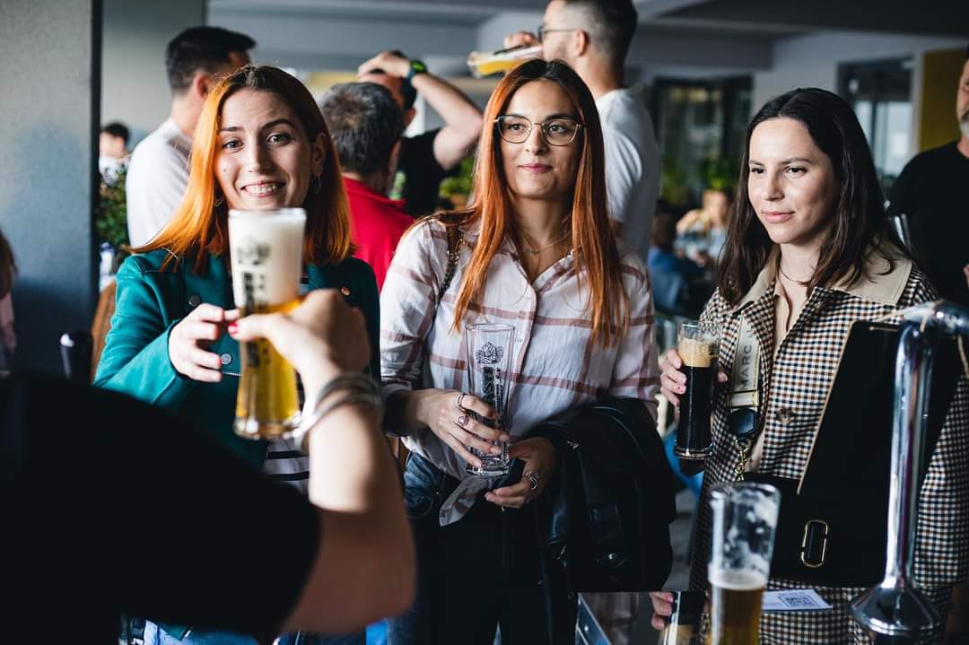 Random fotke s pro logodi njeg eventa