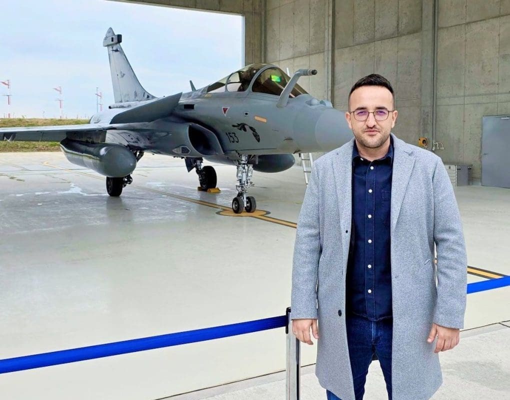 BAĆO SE POHVALIO SLIKOM ISPRED RAFALEA Nekadašnji saborski zastupnik HDZ-a pozirao ispred moćnog aviona