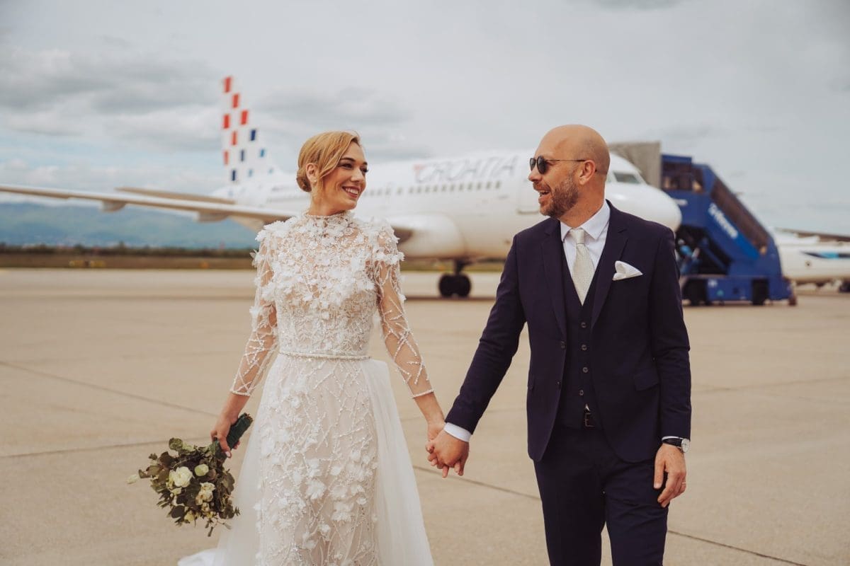 Predivne fotografije mladenaca na aerodromu: "Kad se ljubav i rad spoje"
