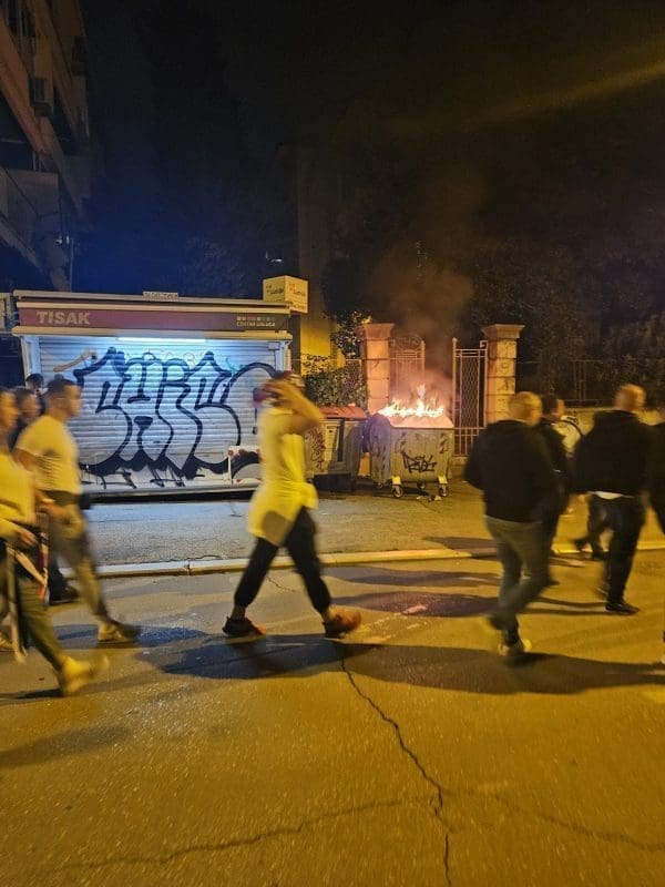 kontejneri gore nered navijaci kup 5