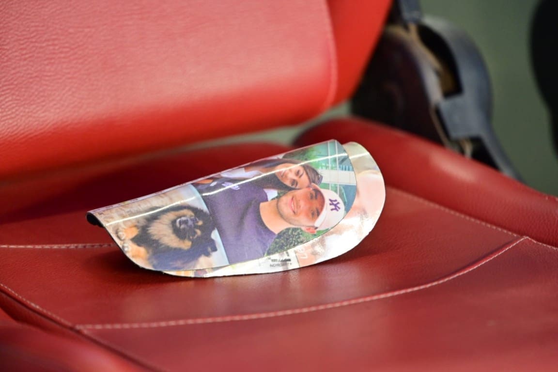 I NA TRAVNJAK S VOLJENIMA Igrači ostavili kostobrane na klupi, pogledajte što se na njima nalazi