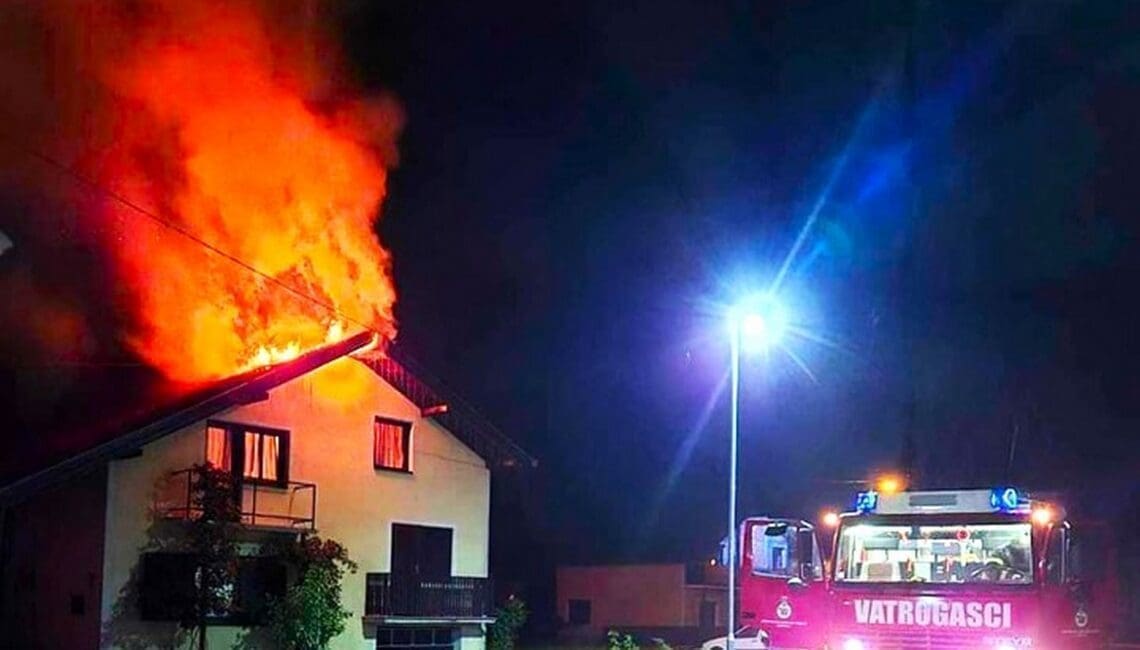 VATRENA BUKTINJA Izbio požar na obiteljskoj kući, potpuno je uništena