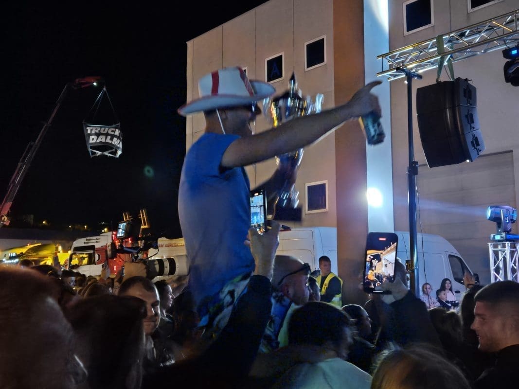 SPEKTAKL Franjo iz Zagorja kamionom došao na TTTS i pridružio se Maji na pozornici, napravili su raspašoj