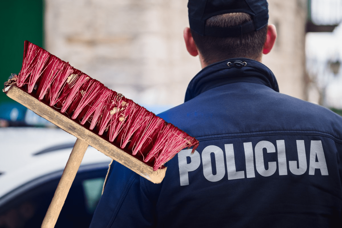 DRŠKOM METLE UDARAO PO MAJCI I KĆERI "Odj**i, ludo stara, da ti nije mene ne bi ni groba imala, ku**o"