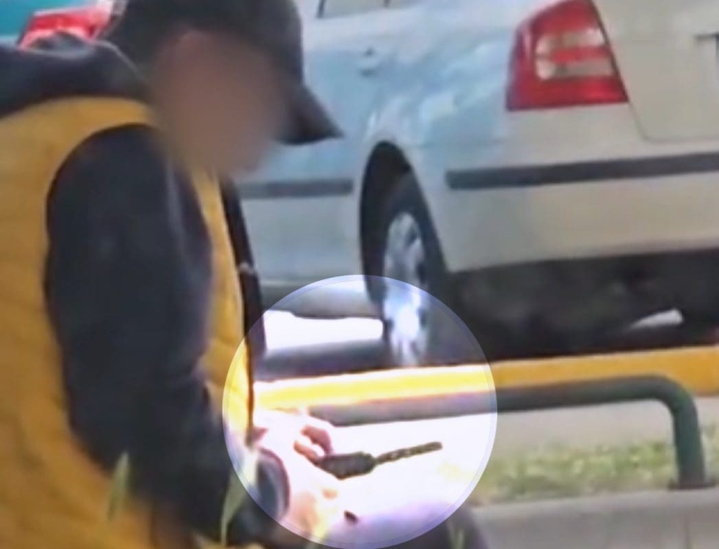 DRAMA U SOLINU Širi se snimka muškarca s oružjem usred bijela dana, policija otkrila o kome se radi