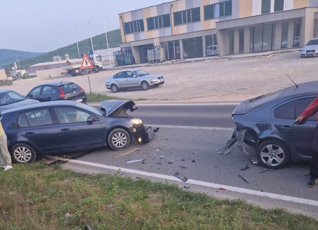TEŠKA NESREĆA U DICMU U sudaru sudjelovala tri vozila, sedam osoba zatražilo liječničku pomoć