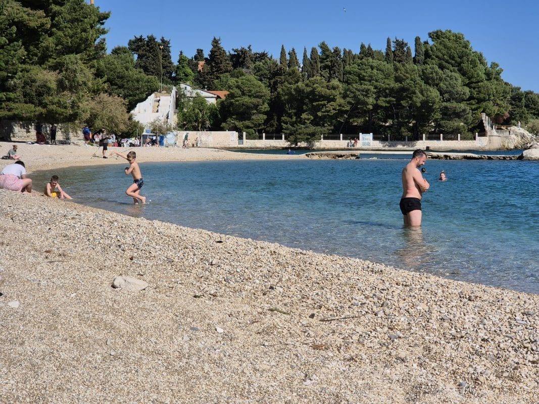 OTVORENA SEZONA? Hrabri su se već okupali u moru