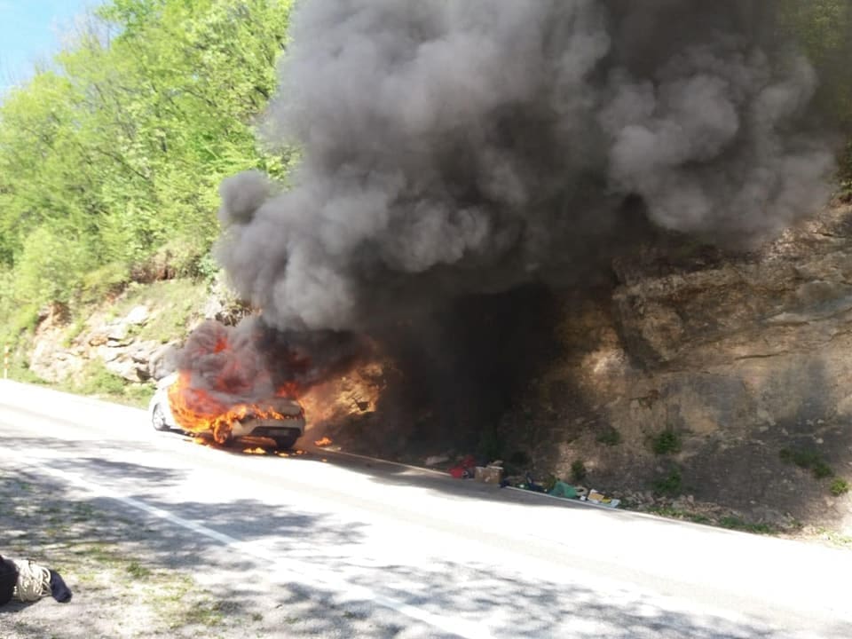 VATRA PROGUTALA PEUGEOT Na automobilu totalna šteta