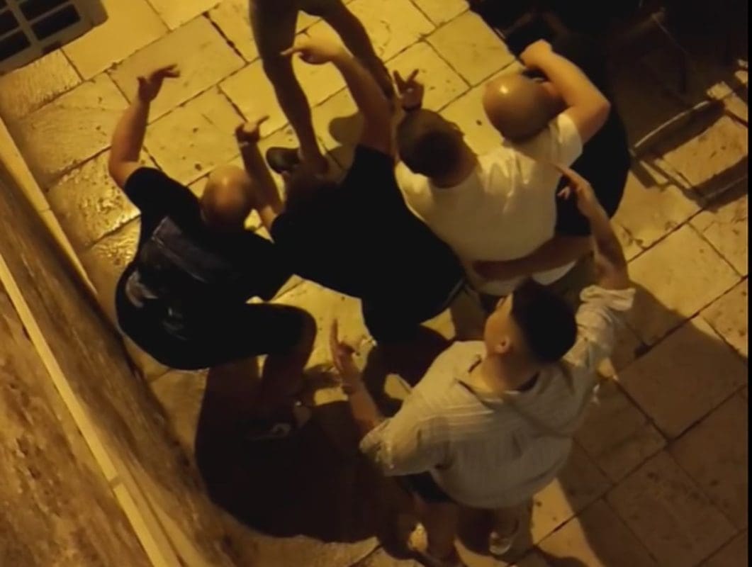 RAZUZDANI POLUGOLI TURISTI BAULJALI PO CENTRU GRADA Jedan nije mogao izdržati do WC-a pa se olakšao ljudima pod prozorom