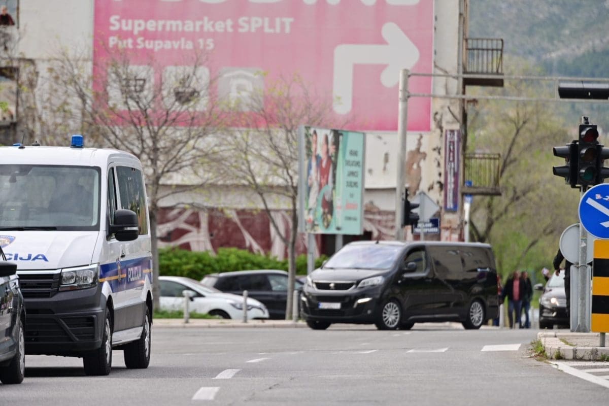 Spriječen sukob navijača Hajduka i Šibenika: Policija upotrijebila silu i privela 17 osoba