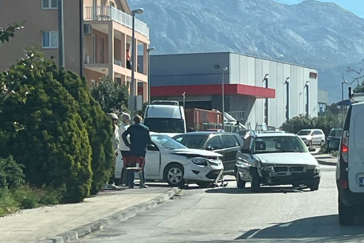 VELIKA GUŽVA U DIJELU SPLITA Dogodila se prometna nesreća, ogromna je materijalna šteta na automobilima