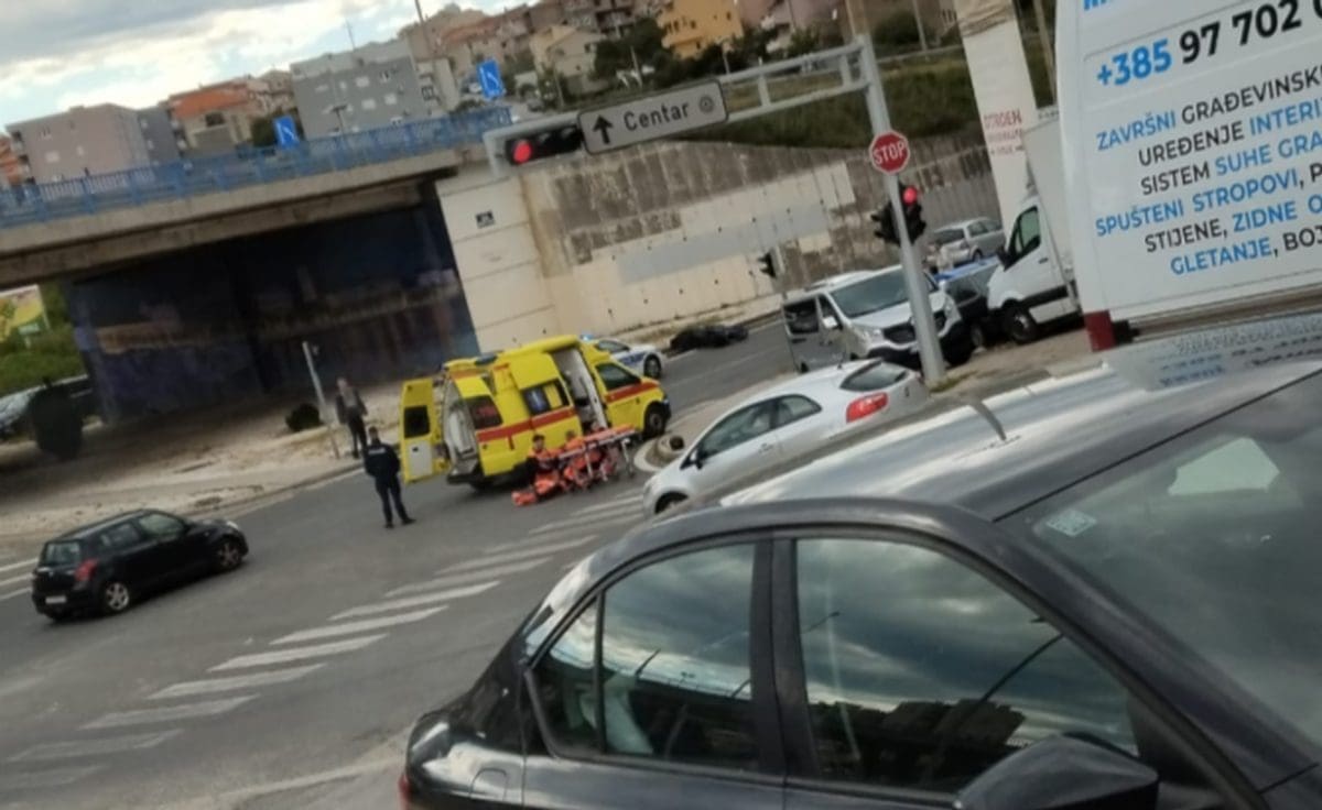 PROMETNA NESREĆA NA IZLAZU IZ SPLITA Motociklist proklizao, završio je u bolnici: Splitski policajci obavljaju očevid