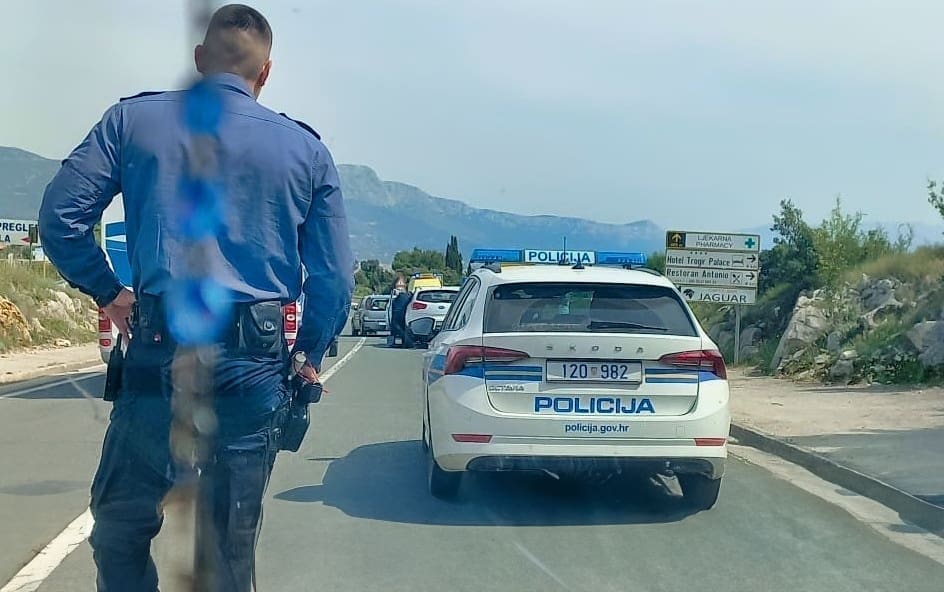 KRŠ I LOM KOD TROGIRA Lančani sudar četiriju vozila, dojurila hitna