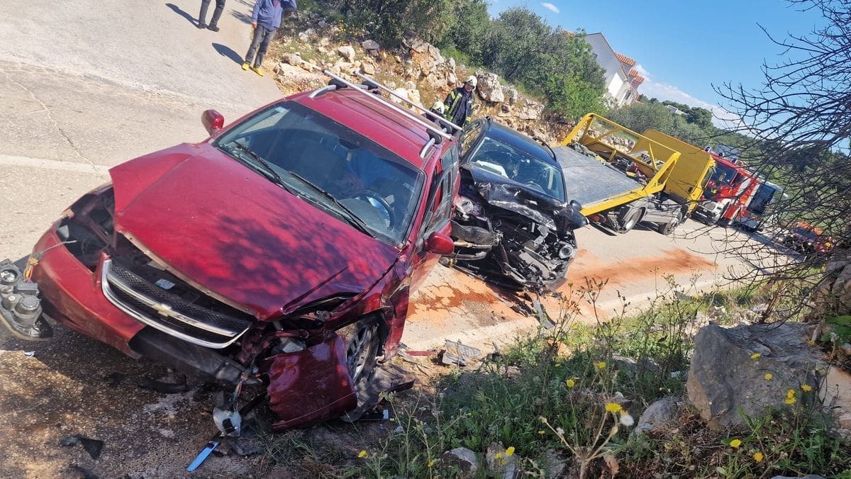 TEŠKA PROMETNA NESREĆA NA BRAČU Automobili skršeni, dvije osobe ozlijeđene