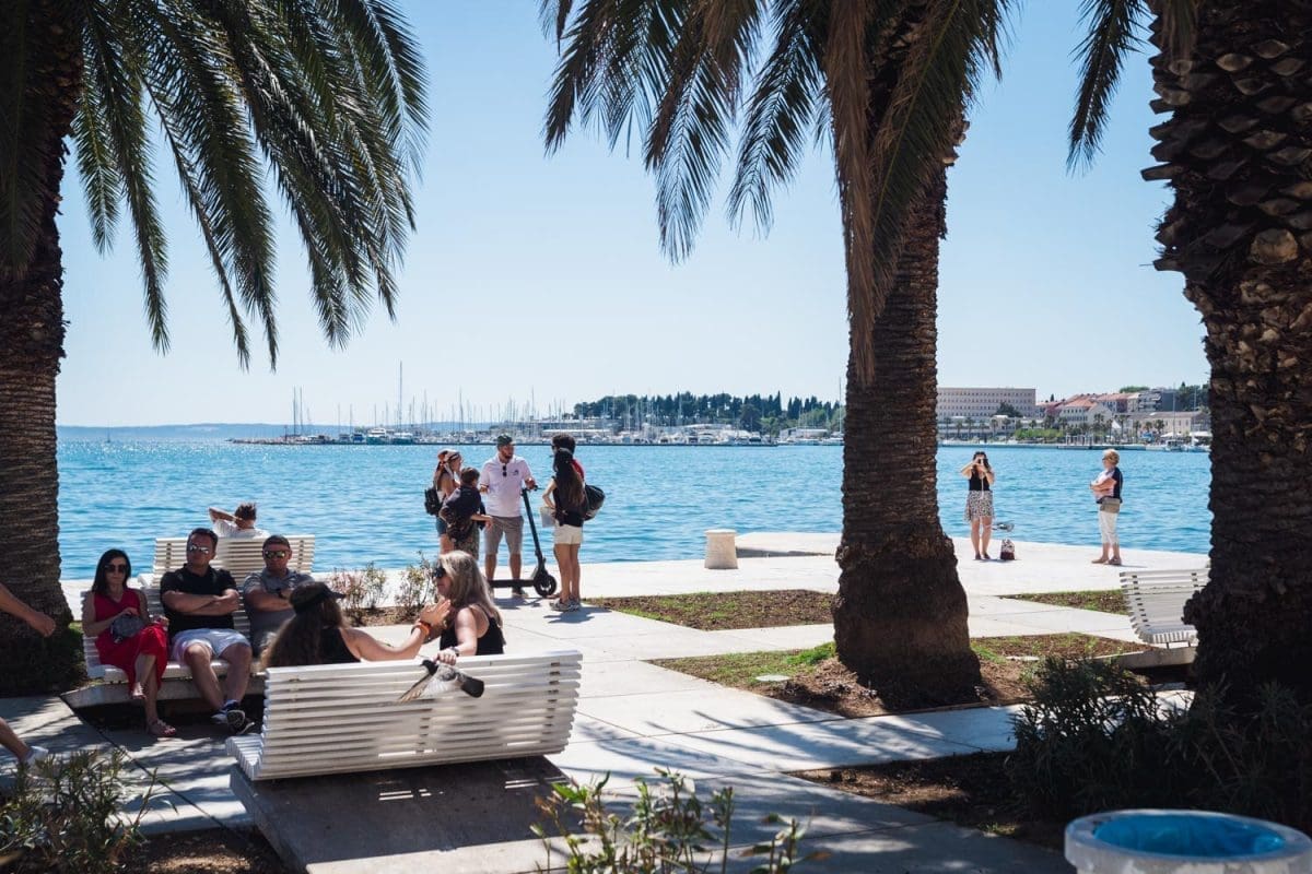 TURISTE OBUZELO SPLITSKO STANJE UMA Preplavili su Rivu, a optimizma i šarenih kombinacija ne nedostaje