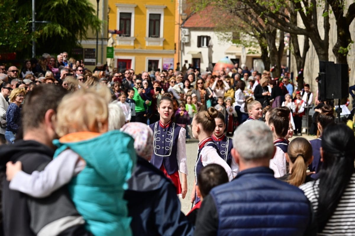 VESELO JE BILO U SINJU Grad je bio pun, brojni su uživali: Pogledajte što se događalo