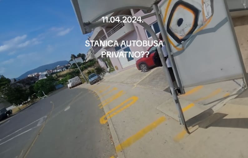 VIDEO Tko je u pravu? U Podstrani nevjerojatna situacija, na ugibalištu autobusne stanice i jedinom nogostupu netko je ispisao: "Privatno"