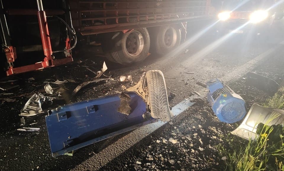 Teška prometna nesreća: Sudarili se kamion i auto, morali intervenirati vatrogasci