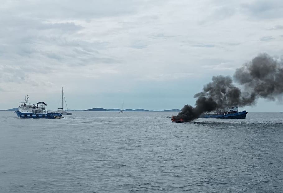 PLANULA BRODICA KOD KORNATA Nema ozlijeđenih niti onečišćenja mora u požaru havarirane i potonule brodice u kornatskom arhipelagu