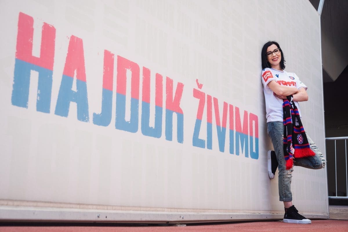 LJUBAV KOJA SE (PRE)NOSI GENERACIJAMA Maju je baba zarazila Hajdukom, a utakmice ne propušta: "Hajduk mi dođe ka normabel, pomoga mi je psihički kad mi se kćer razbolila"