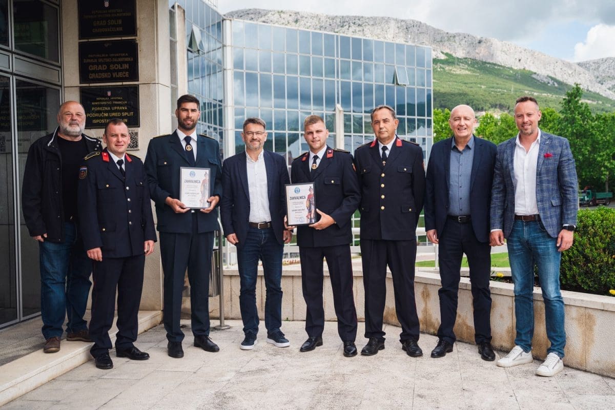 NAGRAĐENI NAJBOLJI SOLINSKI VATROGASCI "Osjećaj je neopisiv, pogotovo kada te iskusni zapovjednici i stariji kolege izaberu za vatrogasca godine"
