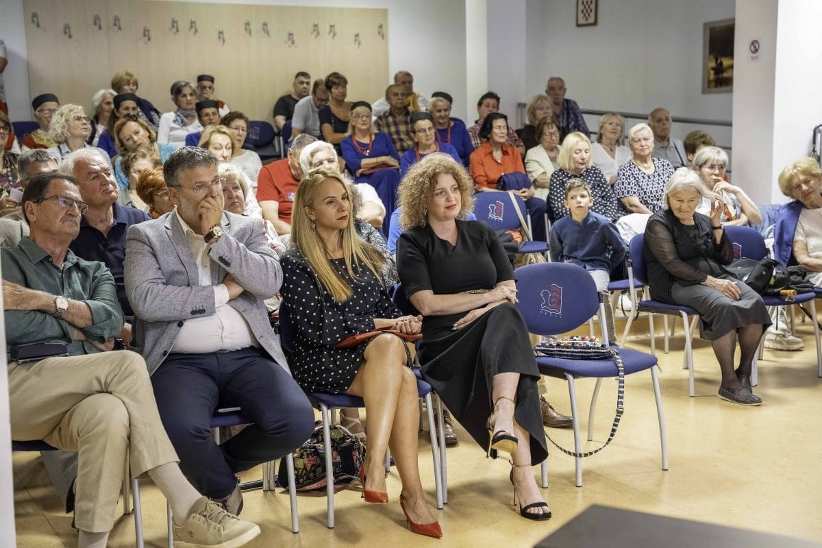 DSC02237 ARW DxO DeepPRIMEXD