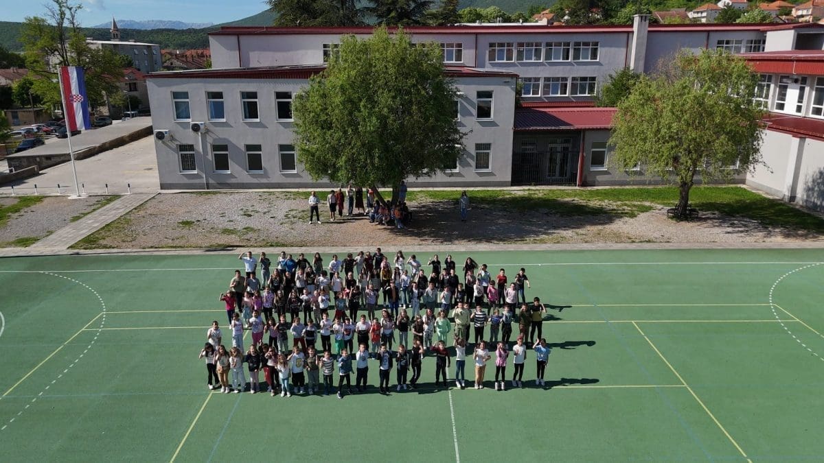 VELIKA PODRŠKA IZ DALMACIJE Ovako učenici iz Sinja plešu "Rim Tim Tagi Dim"