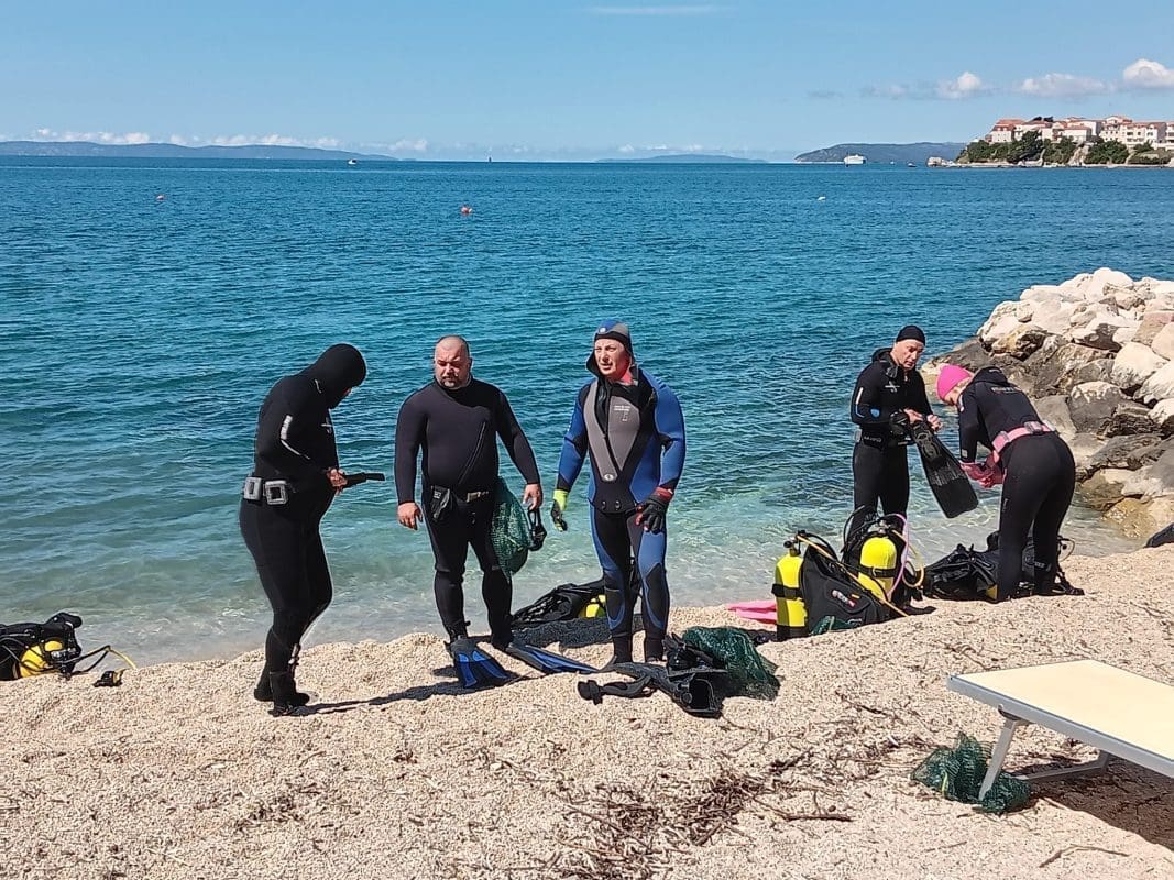 PUN KONTEJNER OTPADA SAKUPLJEN NA PLAŽI U PODSTRANI Ronioci Ronilačko ekološkog kluba Solin dali se na posao, evo što su sve izvukli na površinu