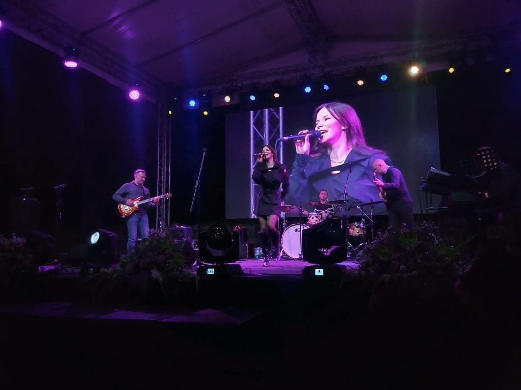 OTVORENI 7. DANI DALMATINSKOG PRŠUTA I VINA U Vrgorcu se skupilo više od 40 izlagača, publiku zabavlja Vesna Pisarović