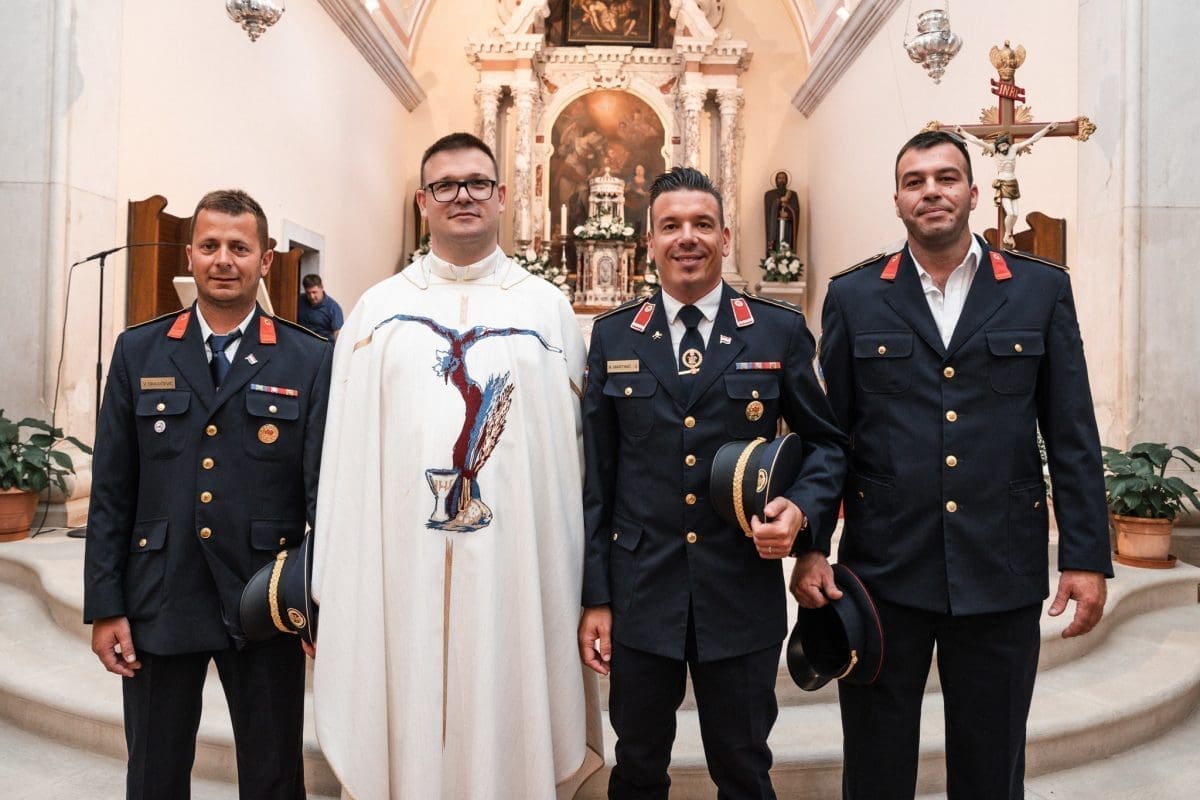VELIKA FEŠTA NA BRAČU Vatrogasac Tonči Prugo služio prvu mladu misu u Supetru nakon 71 godinu