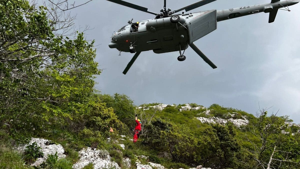 Helikopter HRZ-a u akciji spašavanja s HGSS-om na Biokovu, u bolnicu prevezen pastir
