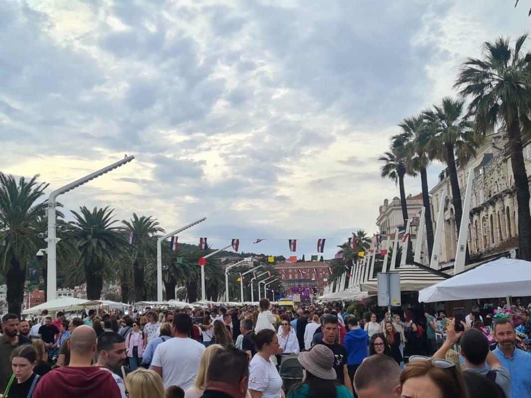 RIJEKE LJUDI NA RIVI Hitna pomoć se probijala kroz masu