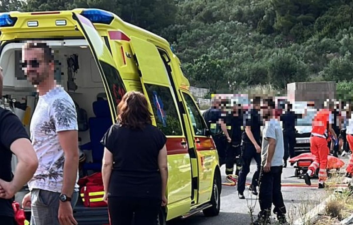 TEŠKA PROMETNA U BAŠKOJ VODI Jedna osoba izgubila život u slijetanju auta s ceste, dvije osobe prevezene u bolnicu