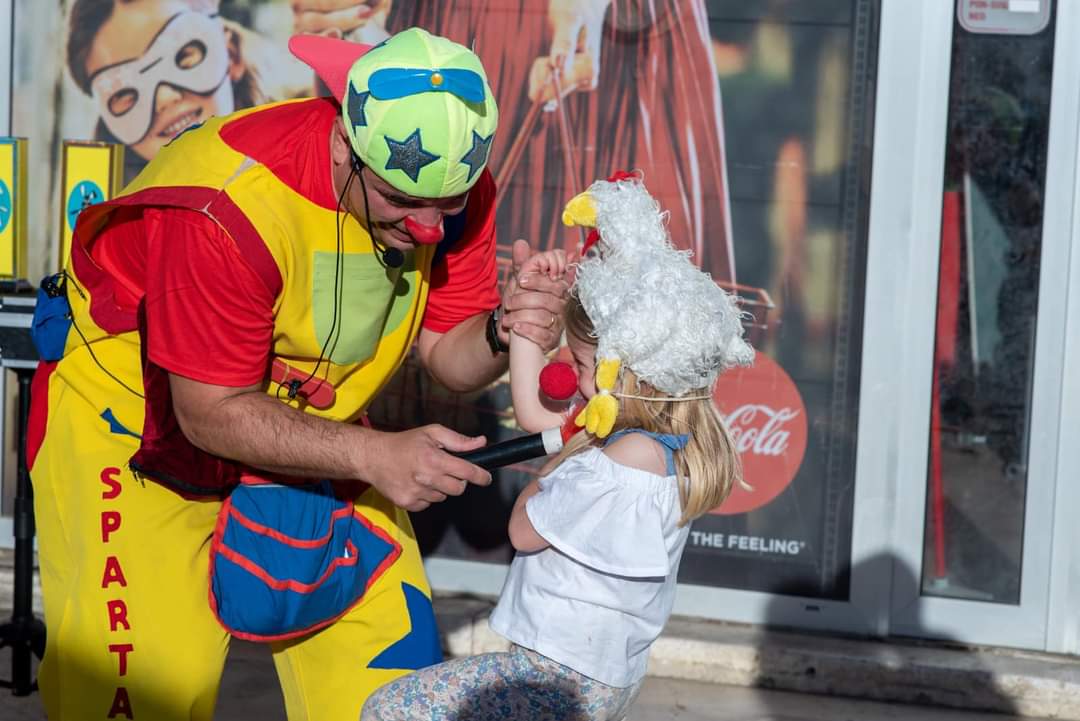 Spartanko večeras stiže u školu na Plokite. Djeco i roditelji, provedite ugodnu večer ispunjenu smijehom i zabavom